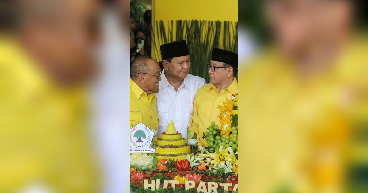 FOTO: Hadiri Syukuran HUT Partai Golkar, Prabowo Akrab Rangkul Akbar Tanjung dan Aburizal Bakrie