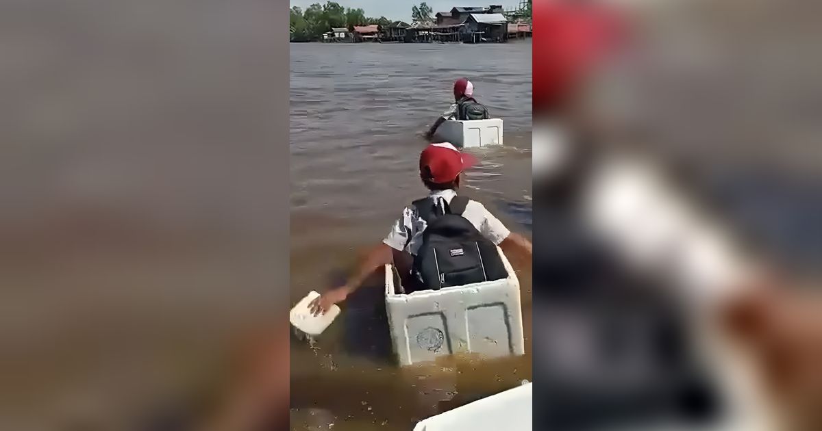 Masih Mengeluh Sekolah Jauh? Lihat Siswa SD Ini, Sebrangi Sungai Pakai Styrofoam demi Masuk Kelas Tepat Waktu