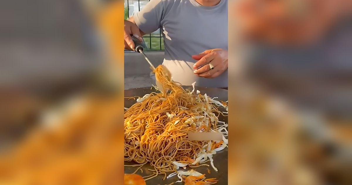 Liur Menetes Lihat Lezatnya Mi Goreng Pedas, Pas Lihat Cara Buatnya Diremas-remas Pakai Tangan Telanjang Selera Auto Buyar