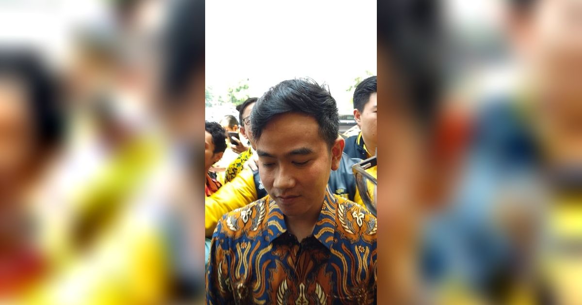 Gibran Akhirnya Muncul sambil Tersenyum: Nungguin Saya dari Pagi Ya?