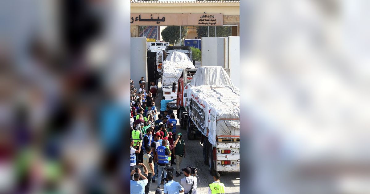 FOTO: Detik-Detik 20 Truk Bantuan Kemanusiaan Akhirnya Masuk ke Jalur Gaza