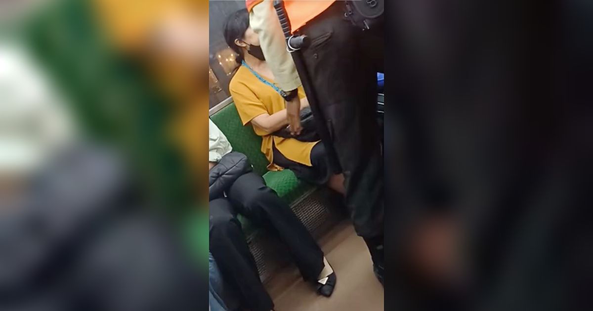 Ibu-ibu Larang Penumpang Lain Berdiri Dekatnya di KRL, Warganet: Fix OCD