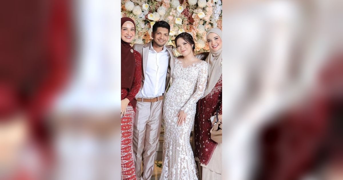 Potret Resepsi Pernikahan Adik Zaskia dan Shireen Sungkar, Sang Kakak Cantik dan Elegan Pakai Kebaya Merah