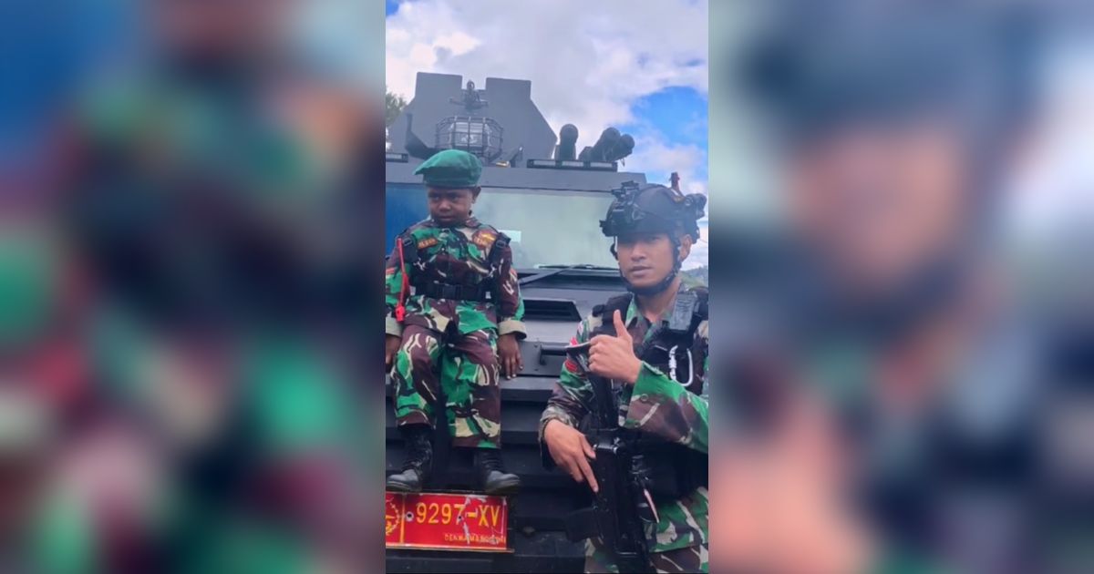 Momen Persahabatan TNI dan Melson Anak Papua, Main Bareng hingga Antar Sekolah