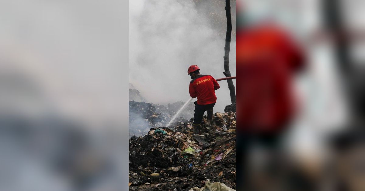 FOTO: Penampakan Kepulan Asap Putih Kebakaran di TPS Limo Menyebar dan Selimuti Depok