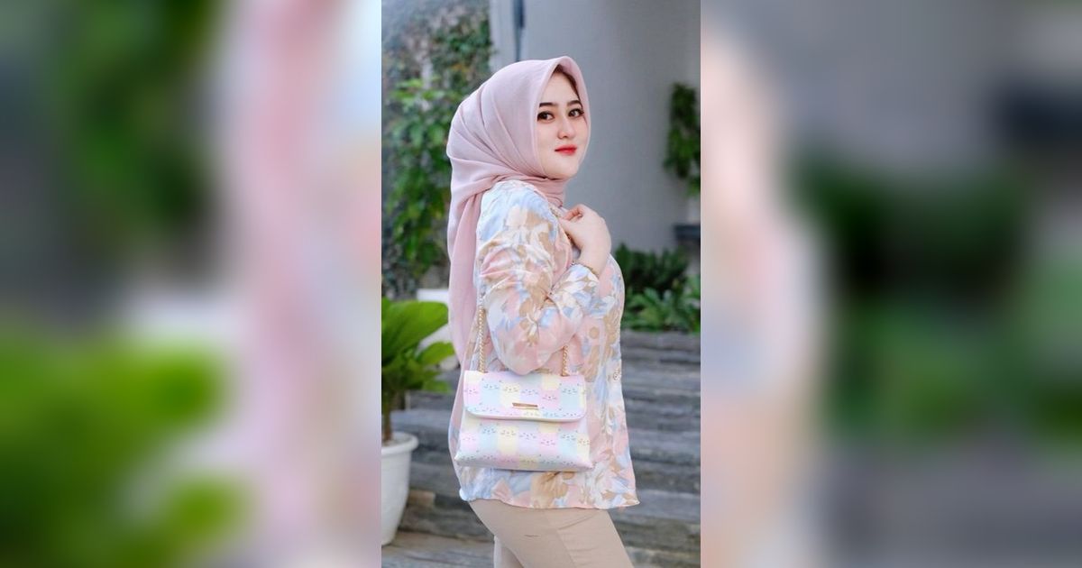 Cantiknya Bhayangkari Putri Assegaf Istri Briptu Mustakim dengan Busana Pink