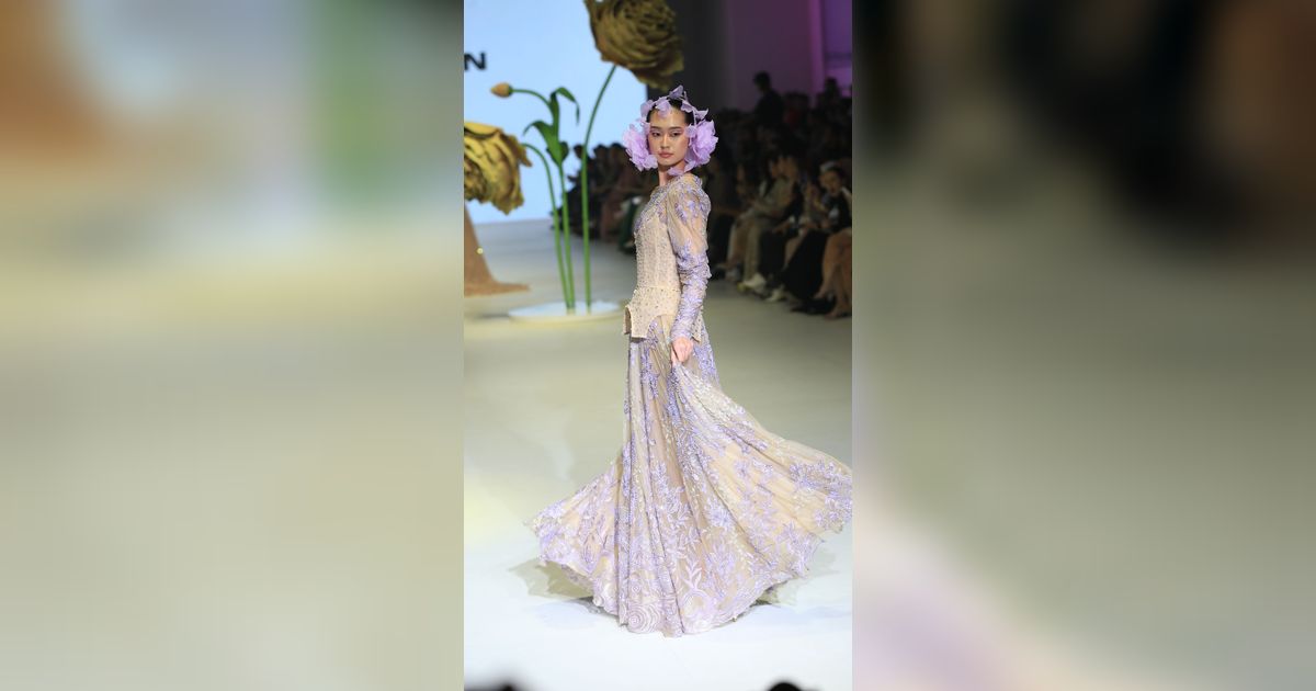 Pesona Kembang Setaman Dibawa Ivan Gunawan ke Panggung JFW
