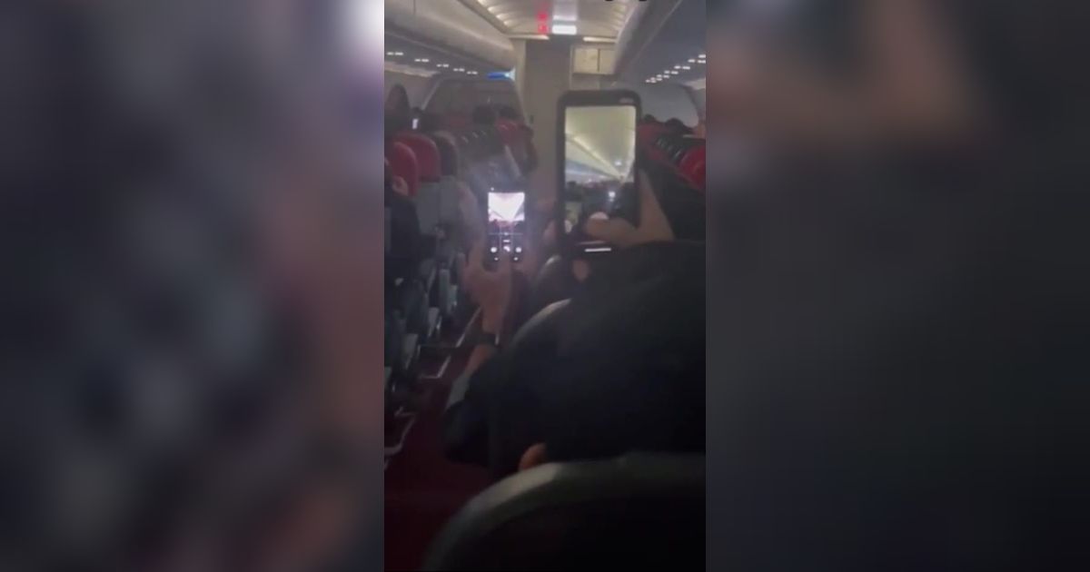 Aksi Pilot Ajak Penumpang Karoke di Pesawat Ini Viral, Warganet: Berasa Study Tour Naik Bus