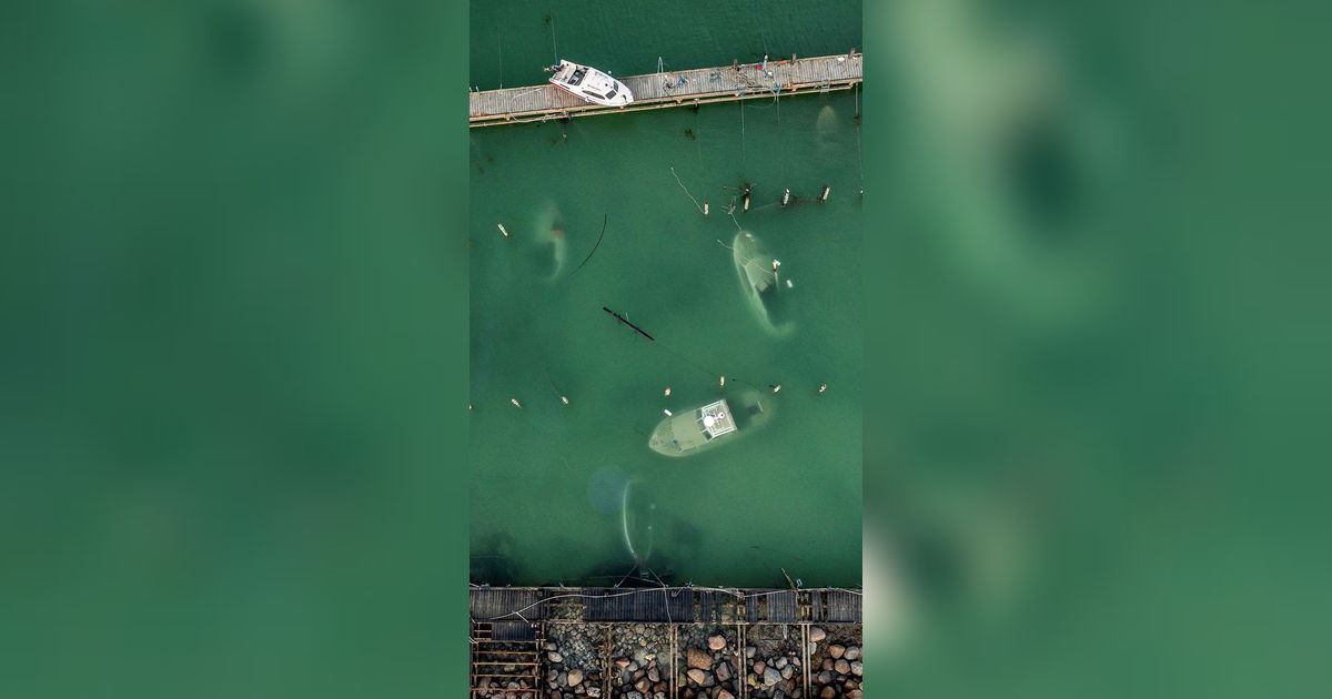 FOTO: Porak-poranda Pelabuhan Denmark Dihantam Amukan Badai, Kapal-Kapal Tenggelam dan Tersapu ke Daratan