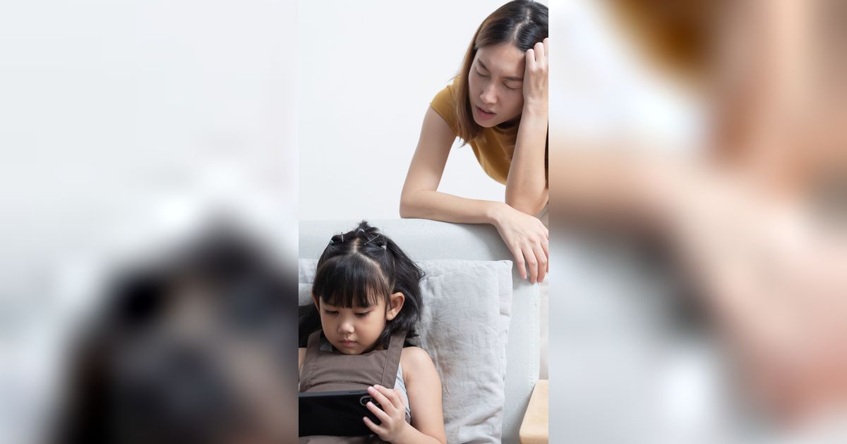 Orangtua Lengket dengan Gadget, Perkembangan Bahasa Anak Terancam