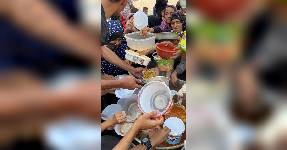 FOTO: Pilu Warga Gaza Berebut Antrean Makanan di Kamp Pengungsian Rafah