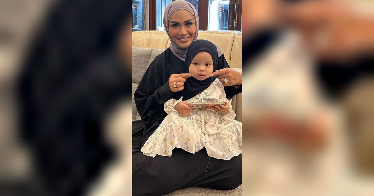 Potret Krisdayanti Bareng Ameena Kompak Berhijab, Nenek dan Cucu Cantiknya 11 12