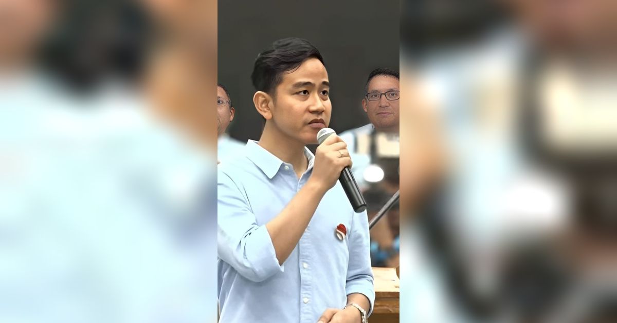 Saat Selvi Ananda Naik ke Atas Panggung Bawa Papan Program Prabowo-Gibran