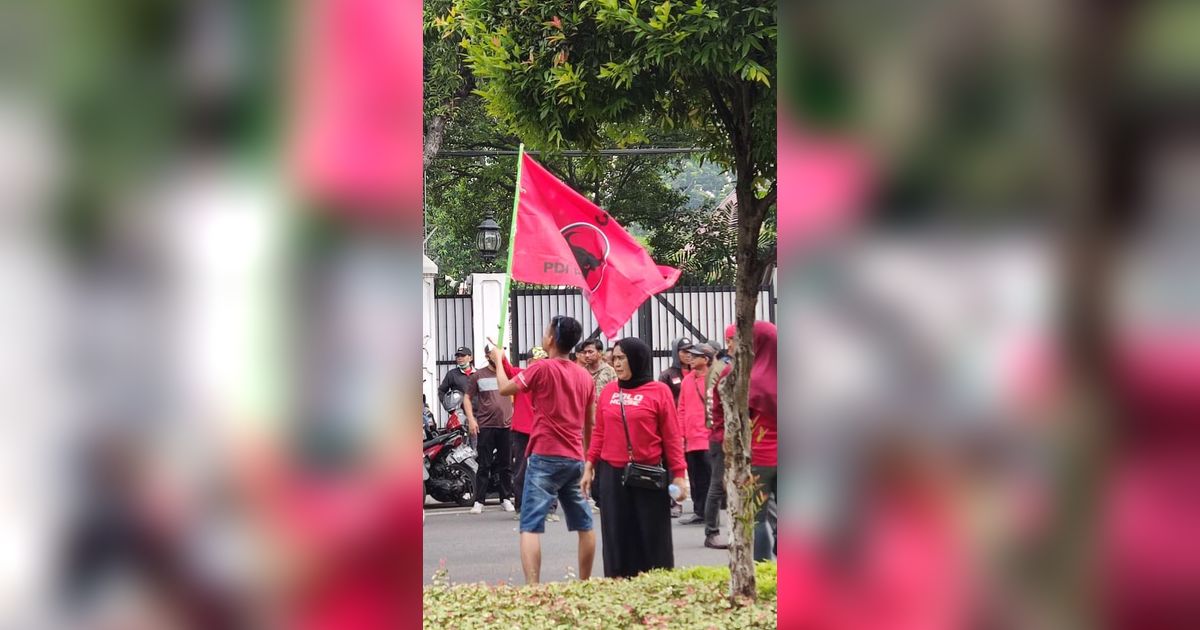 VIDEO: Pendukung Gibran Bawa Bendera PDIP Jelang Daftar ke KPU Bikin Heboh