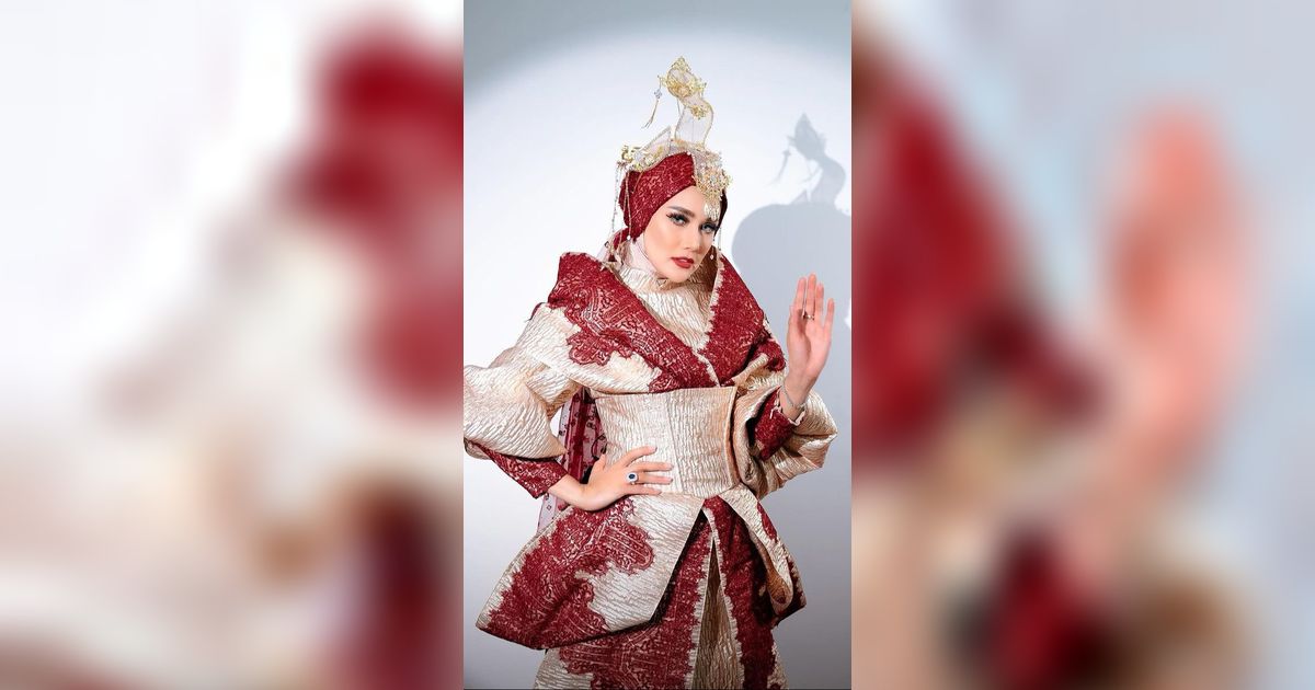 Mulan Jameela Makan di Warung Sunda Pakai Sarung Tangan Panen Kritikan