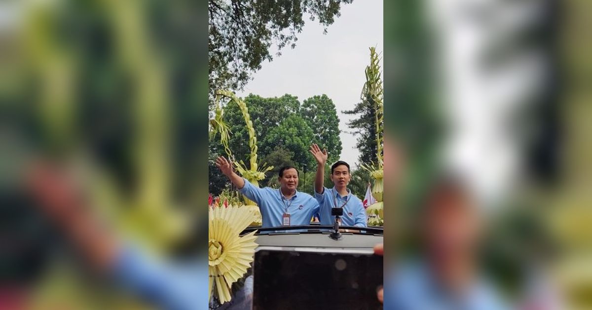 Massa Berebut Salaman dengan Prabowo dan Gibran saat Menuju KPU, Sampai Ada yang Nabrak Motor Terparkir