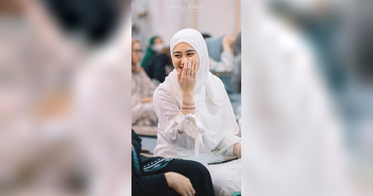 Potret Aaliyah Massaid Kenakan Hijab, Nuansanya Serba Putih