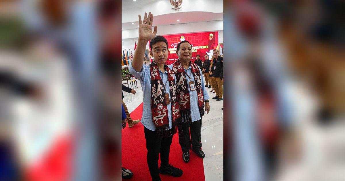 VIDEO: Tak Disangka Gibran Gandeng Tangan Prabowo saat Naik Tangga Daftar ke KPU