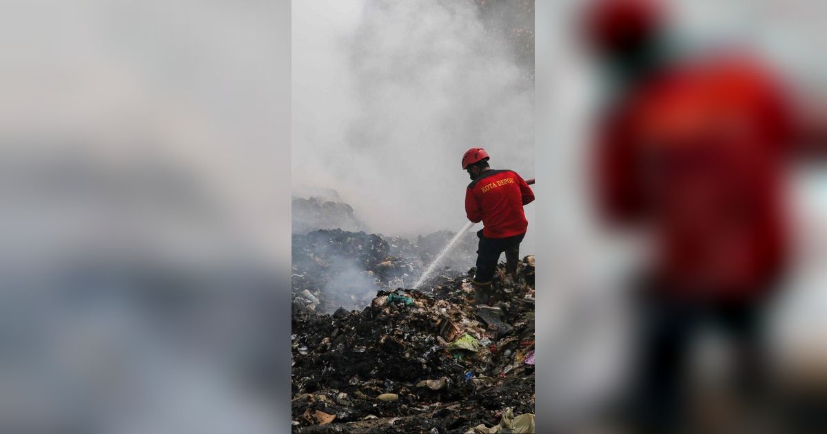 Heroik! Petugas Damkar Sampai Pakai Selang Oksigen Saat Berjuang dalam Kapungan Asap Bakar TPA di Tangerang