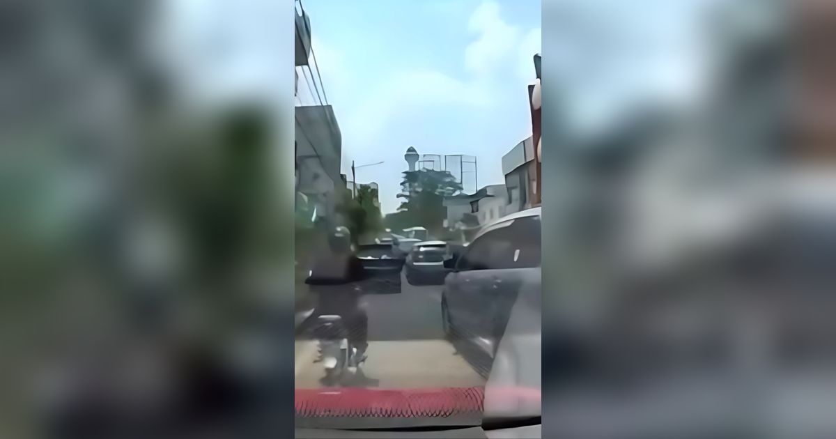 Viral Video Aksi Berani Pemotor Hancurkan Kaca Depan Mobil yang Klakson-klakson Saat Lalu Lintas Padat Merayap