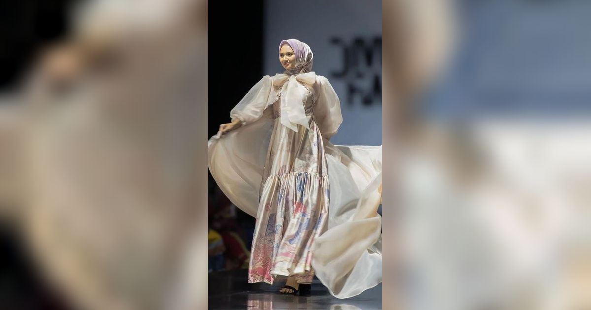 8 Potret Cantik Indah Permatasari Tampil Keren Pakai Hijab di Catwalk