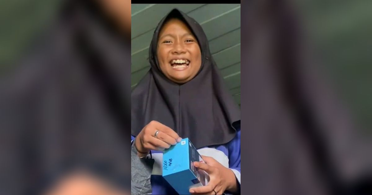 Viral Momen Kakak Beri Hadiah Handphone buat Adiknya yang Ulang Tahun, Reaksinya Bikin Haru Warganet