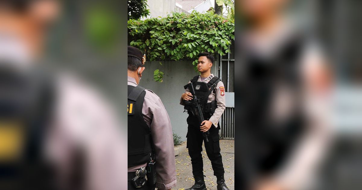 FOTO: Polisi Bersenjata Laras Panjang Kawal Ketat Penggeledahan Rumah Ketua KPK Firli Bahuri