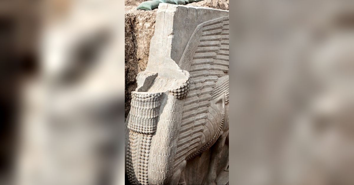 FOTO: Penampakan Patung Dewa Lamassu yang Terkubur Hampir 3.000 Tahun di Irak