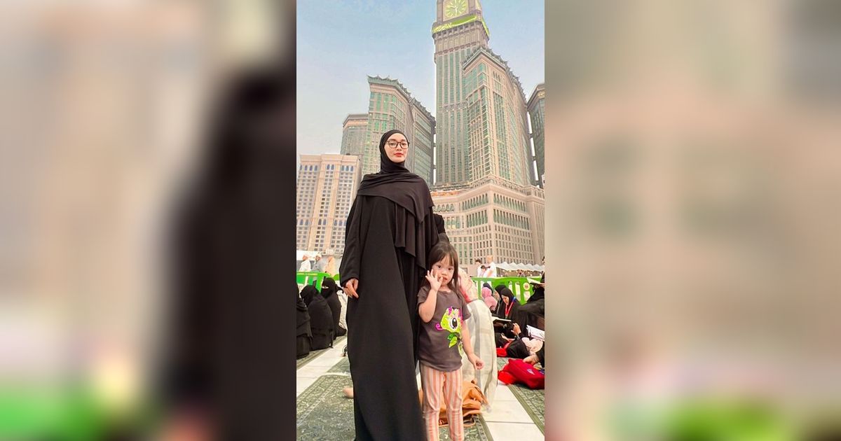 Deretan Foto Zaskia Gotik Umrah ke Tanah Suci, Potret Arsila Bikin Salfok