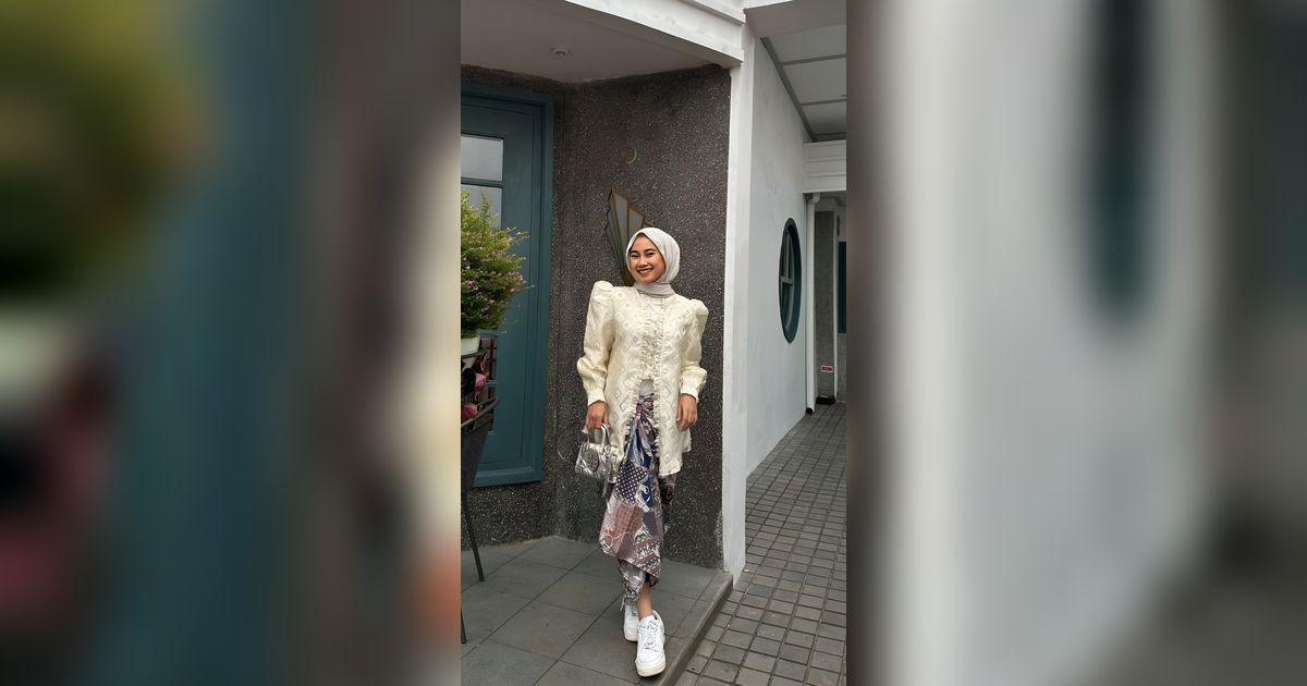 Tampil Beda Saat Kondangan dengan Kebaya Vintage dan Sneakers
