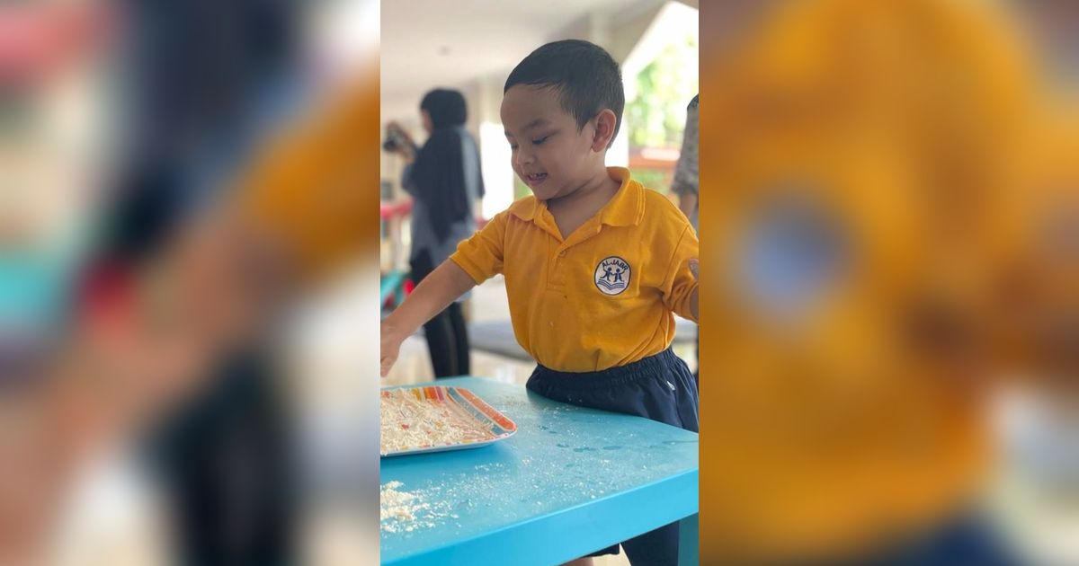 Menggemaskan Sekali, 7 Foto Gala Sky Saat Ikutan Cooking Class Bikin Donat di Sekolah