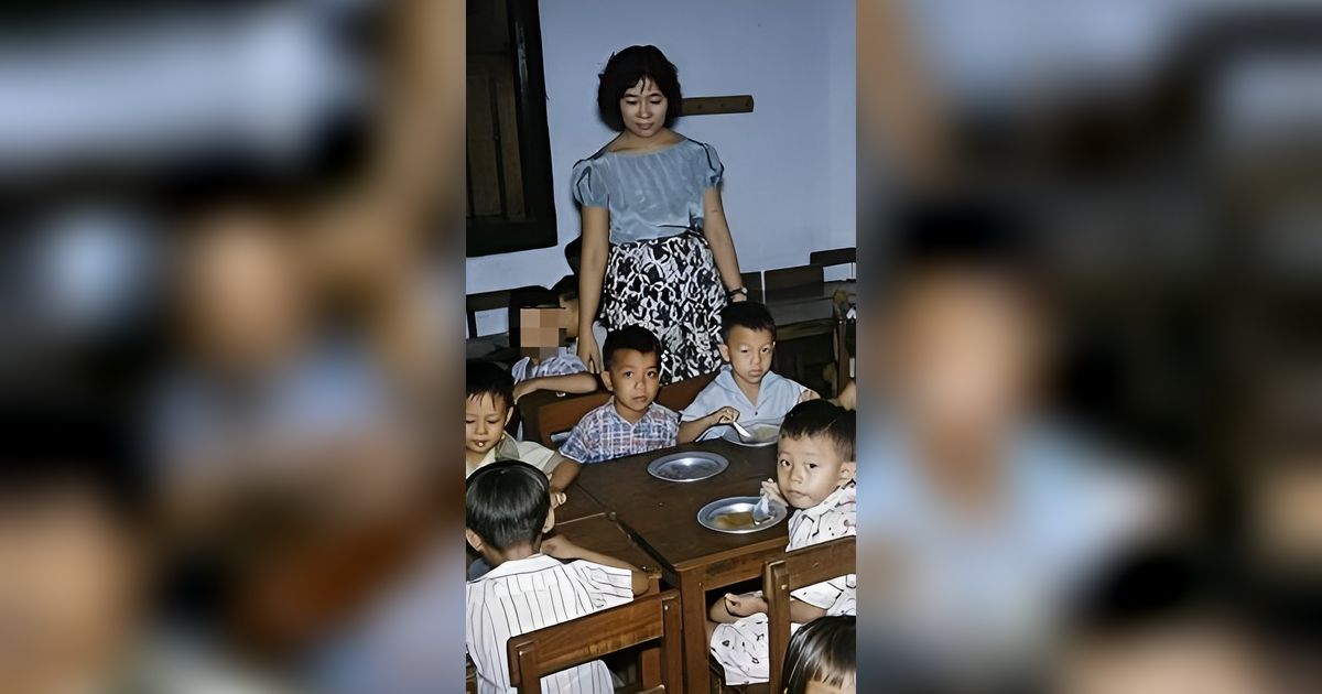Viral Suasana Kelas SD di Jawa Tahun 1960, Netizen Salfok ke Wajah Bocah di Samping Guru: Bibit Tampan