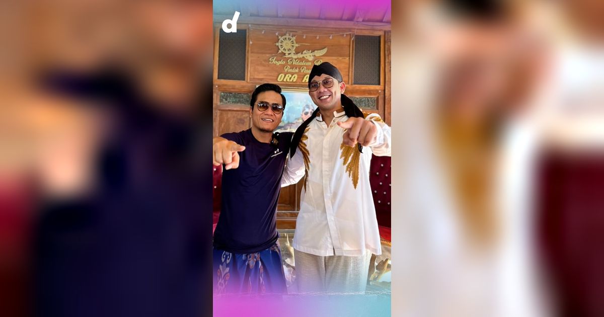 Denny Sumargo Datang ke Pesantren Gus Miftah Pakai Koko dan Peci, Mau Login atau Ngonten?