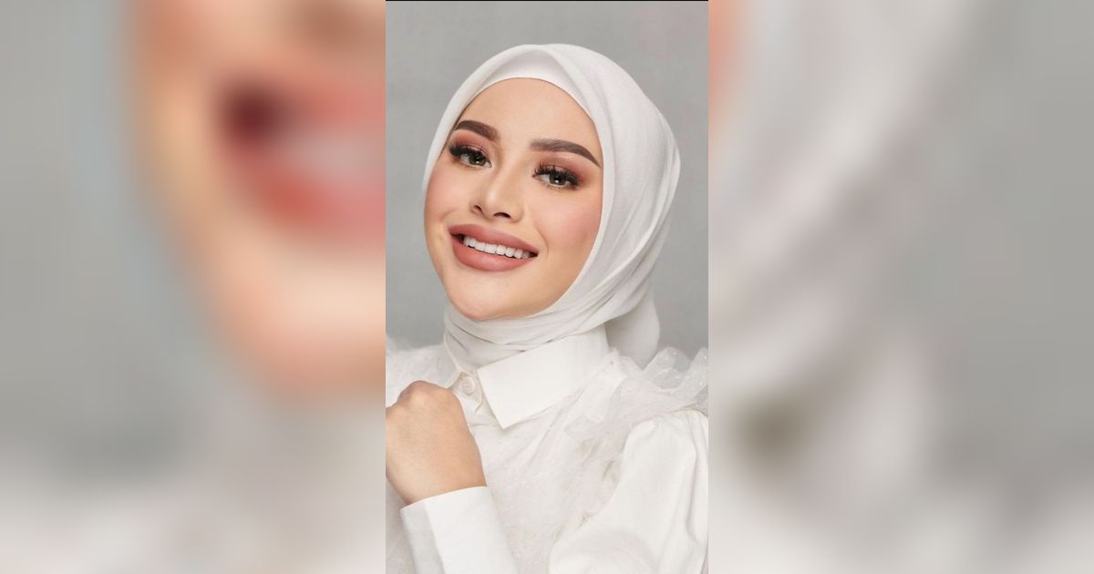 Bedah Harga 2 Gelang Emas 'Bling Bling' di Tangan Kiri Aurel Hermansyah