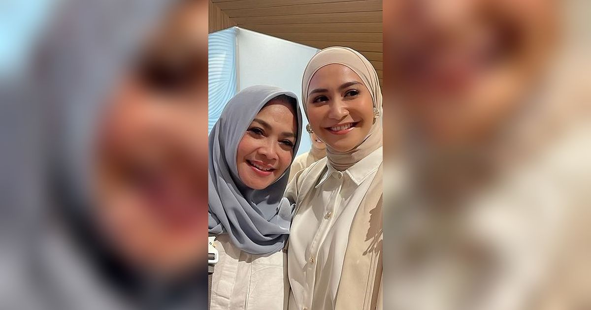 Bikin Pangling, Intip 8 Potret Caca Tengker Tampil Berhijab Bikin Mama Rieta Bangga