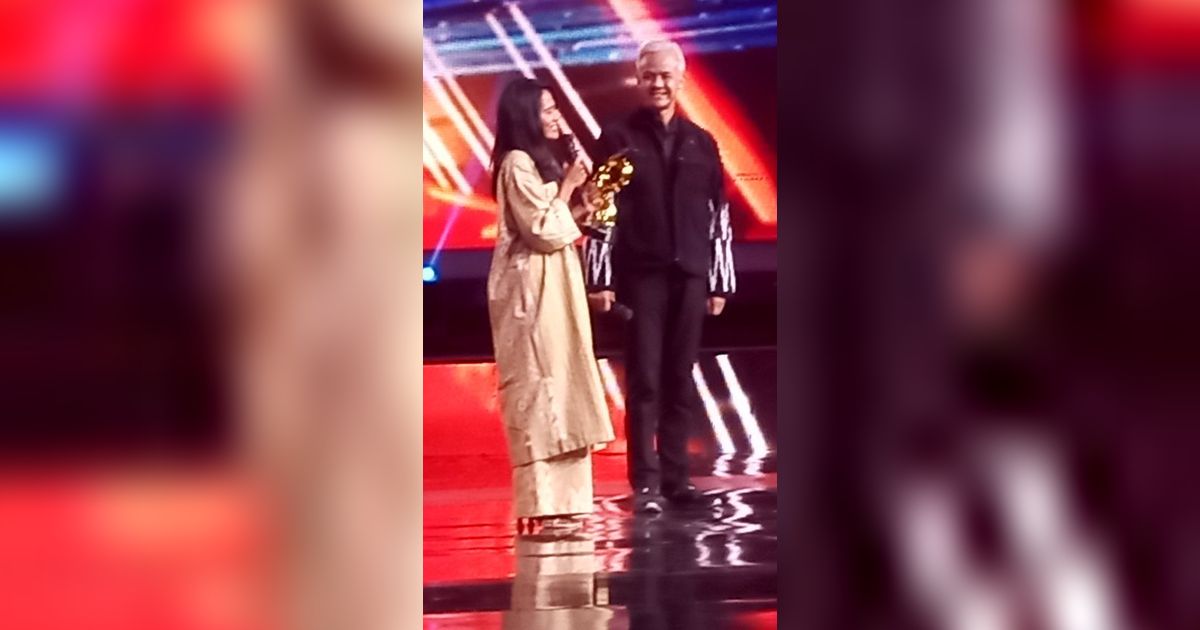 Ganjar Serahkan Liputan6 Awards kepada Roswita Asti Kulla, Sosok Pengajar Anak-Anak Pedalaman