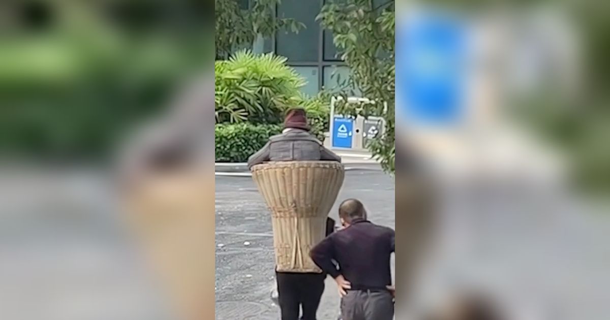 Momen Haru Dua Anak Rela Gendong Ibu Pakai Keranjang Bambu Saat ke Rumah Sakit