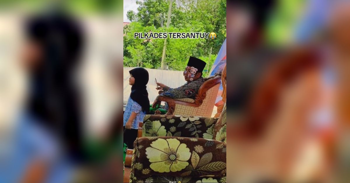 Kelewat Santuy, Calon Kepada Desa Ini Asyik Main Stiker dengan Anak Kecil di Atas Panggung Pilkades