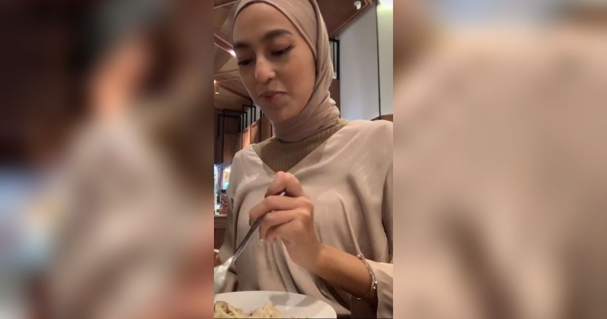 Momen Tamu Restoran Takut Ditegur Selfie Makanan, Saat Didatangi Pelayan Malah Bikin Salting