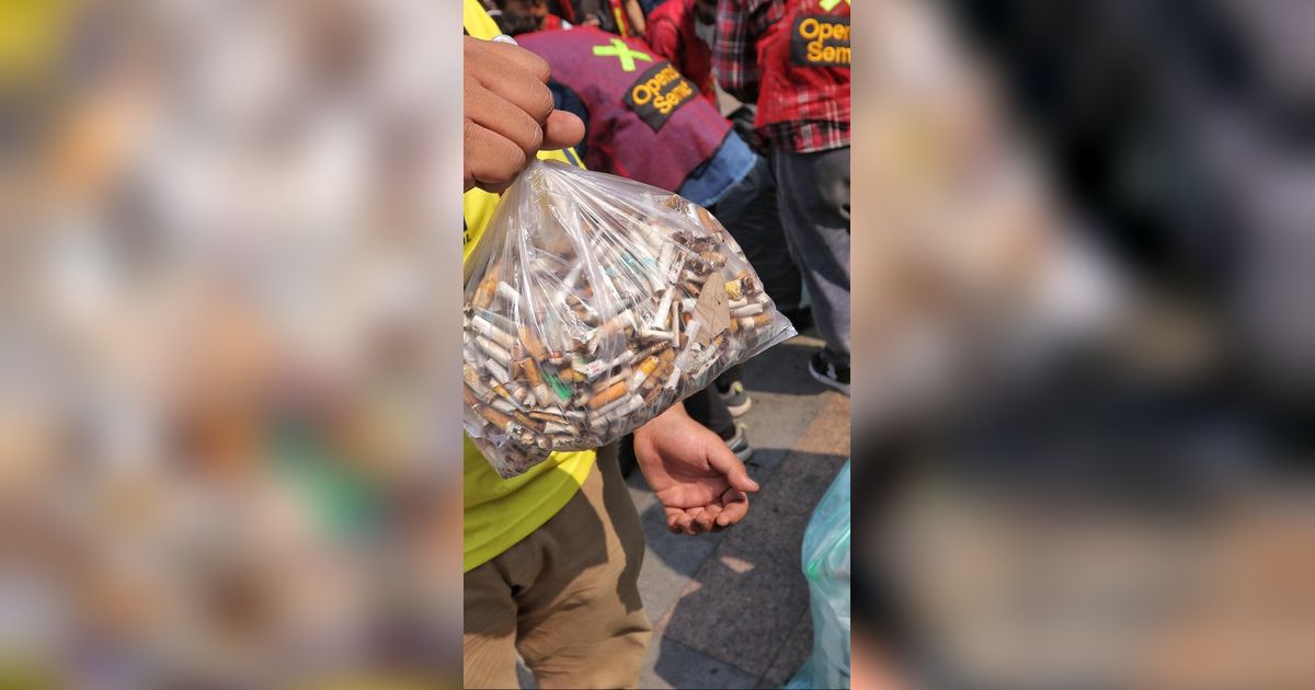 FOTO: Penampakan Sampah-Sampah Puntung Rokok dan Plastik yang Dipungut Pegiat Peduli Lingkungan Bersama Masyarakat saat CFD Jakarta