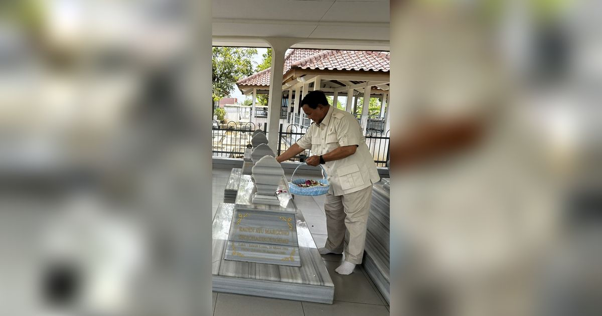 Prabowo di Banyumas Ziarah ke Makam Sang Kakek: Kalau Enggak Nyekar Takut Kualat