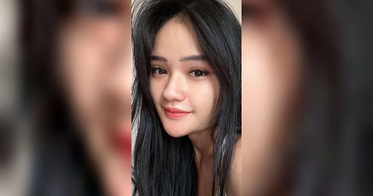 Potret Fanny Soegi, Penyanyi Cantik yang Viral Gegara Gitarnya Rusak di Bagasi Pesawat