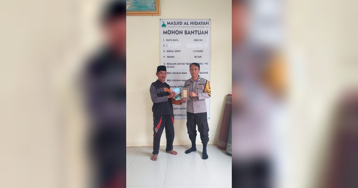 Cara Unik Perwira Polisi Ini Cegah Karhutla, Beri Buku Khotbah Larangan Bakar Lahan ke Masjid