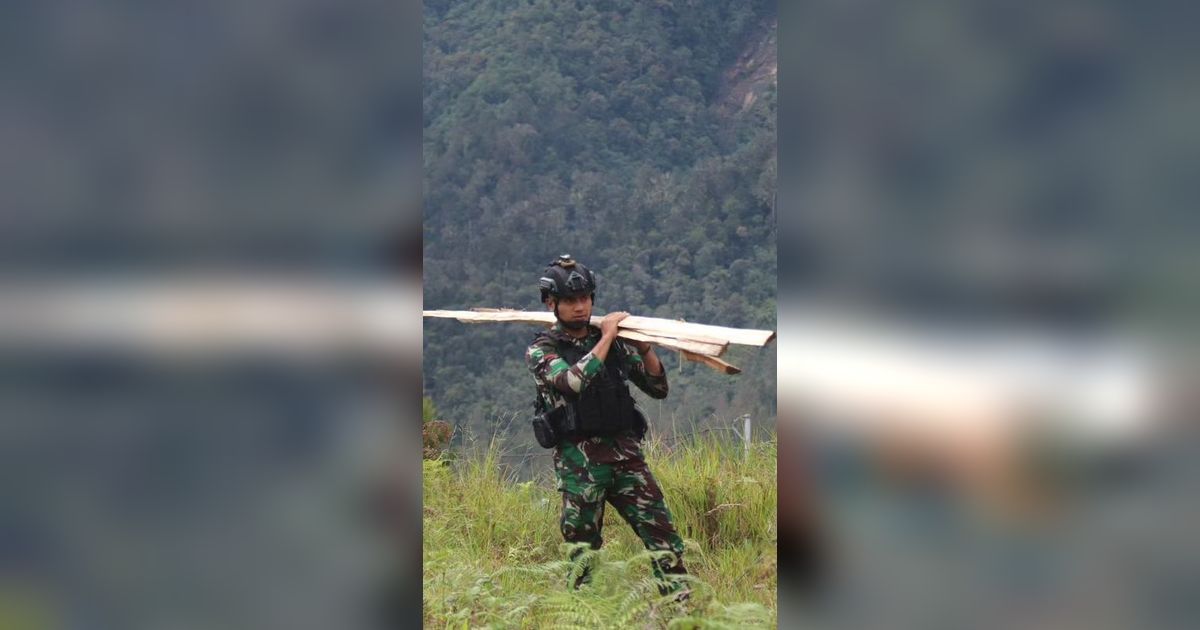 Kejutan Mayor TNI Datang Bawa Pasukan Panggul Papan Kayu Bikin Happy Warga Intan Jaya