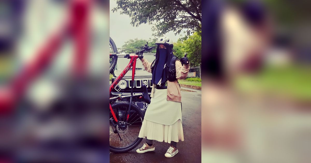 Jawaban Santai Umi Pipik Tahu Netizen Was-Was Melihatnya Main Sepeda Pakai Gamis