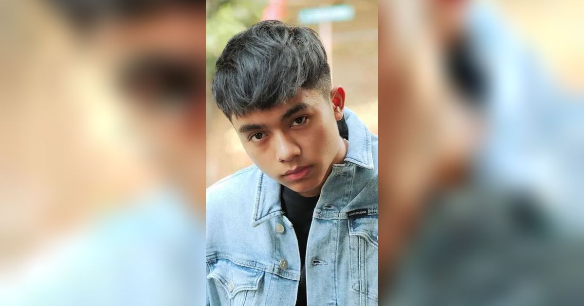 Penampilan Betrand Peto semakin memikat, terlihat gagah dengan gaya jaket denim yang membuatnya terlihat lebih dewasa