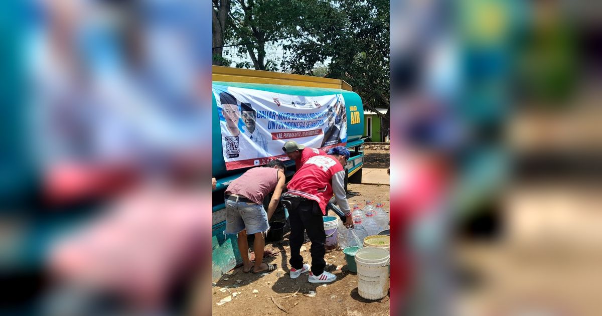 Relawan Ganjar Bagikan Ribuan Liter Air Bersih di Purwakarta