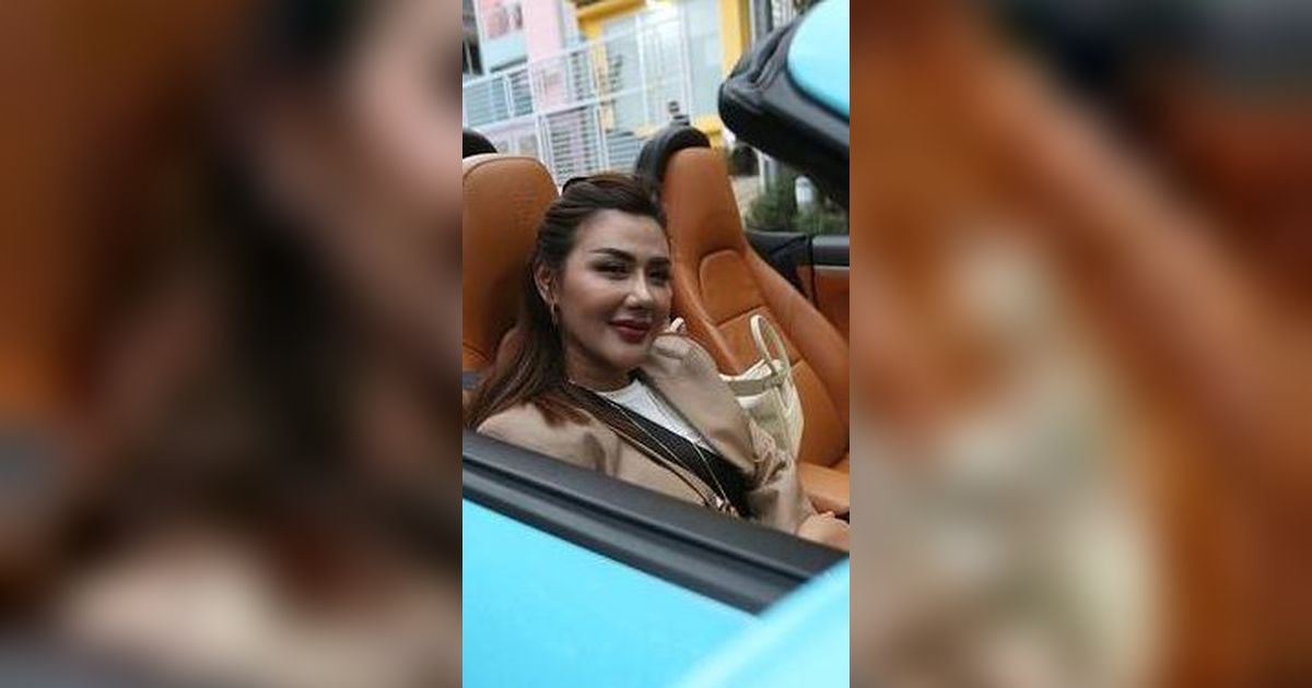 Disebut Artis Terkaya! Intip Rumah dan Mobil Mewah Rey Utami