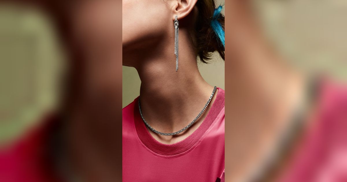 Desain Perhiasan Eksentrik, Kawinkan Look Edgy dengan Teknik Anyaman