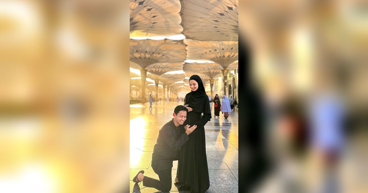 3 Tampilan Anggun Sabrina Anggraini Berhijab Saat Umrah
